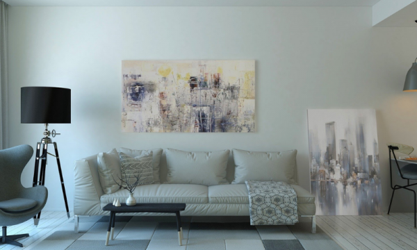 Zařízený obývací pokoj s gaučem, lampou a obrazem